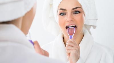 Le gratte langue : un plus pour une bouche saine